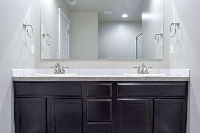 Building Photo - Roe Street Townhomes