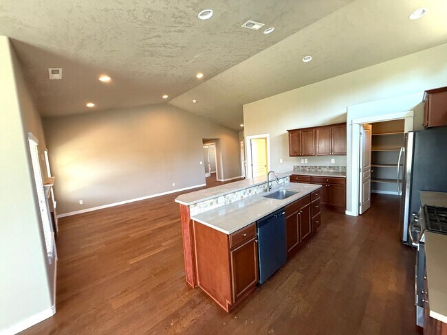 Building Photo - SCHEDULE A TOUR TODAY TO VIEW THIS STUNNING HOME IN SW REDMOND!!