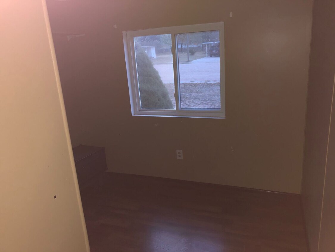 Building Photo - 3 Bed, 1 Bath, 2 Car Garage