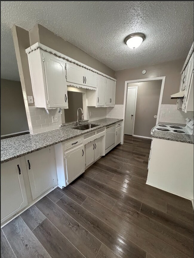 Foto del edificio - Spacious and Modern 5-Bedroom Home in Yuko...