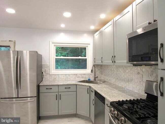 Building Photo - 5515 Helmont Dr