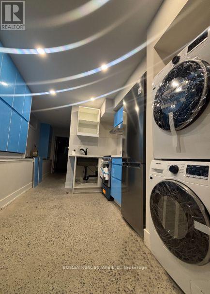 Building Photo - 686 Rhodes Ave