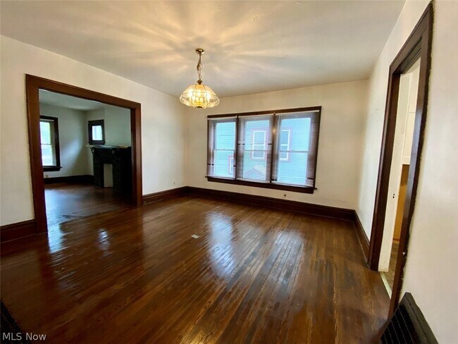 Building Photo - 400 Cloverdale Ave