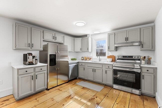 Photo - Renovated 6 Bedroom House in Hadley – Perfect for Groups!