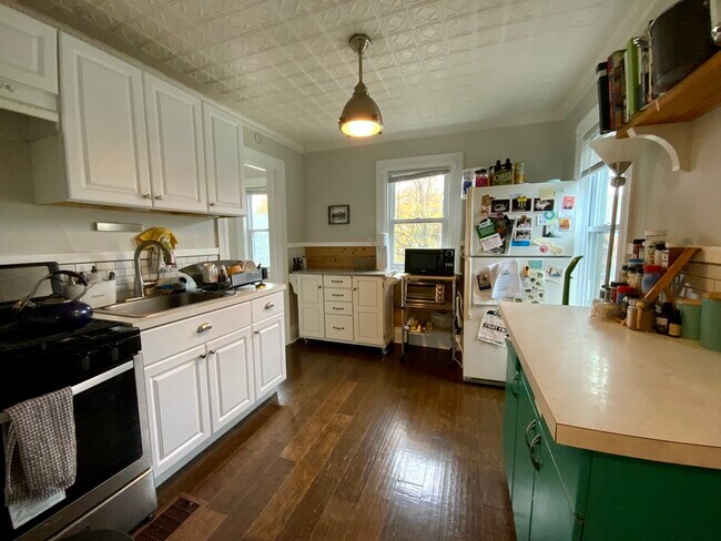 Kitchen - 340 Averill Ave