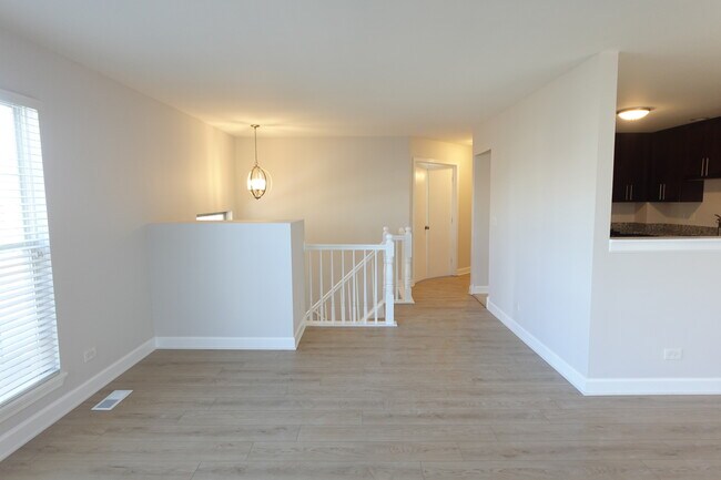 Building Photo - 881 Essex Cir