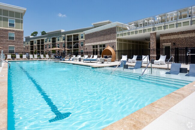 Piscina principal estilo centro turístico - The Averly at Flowers