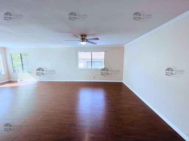 Building Photo - 3 Bed/2 Bath Two Story Townhome in Gated Community