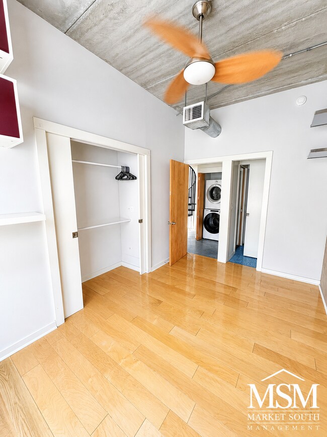Foto del edificio - ROOFTOP IN STARLAND?  HERE IT IS! AVAILABLE NOW!
