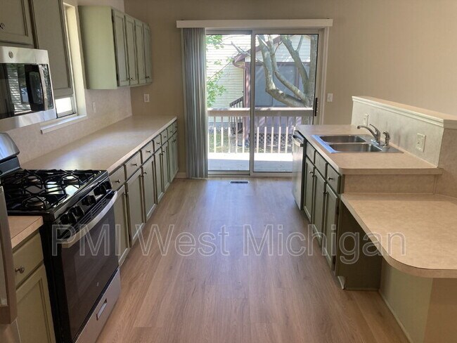 Building Photo - 2673 Woodmeadow Dr SE