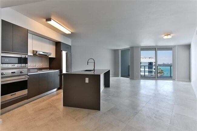 Building Photo - 9821 E Bay Harbor Dr