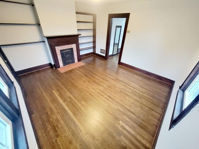 Building Photo - 122 Markham St