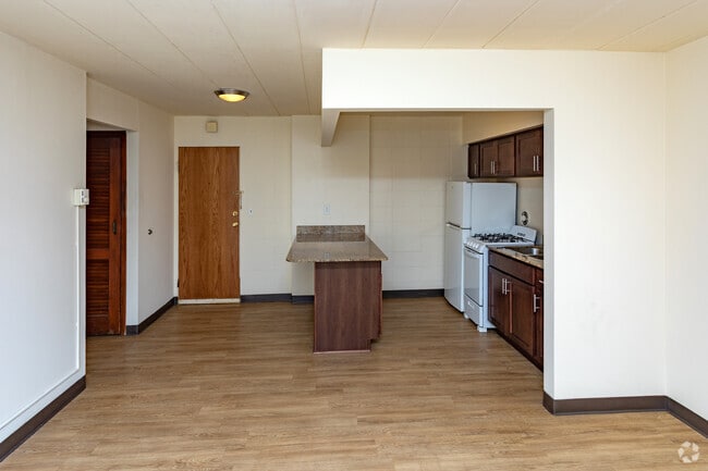 1BR, 1BA - 750 - 900SF - 2715 Dupont Ave