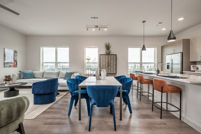 Building Photo - Stylish Spaces in the Center of It All