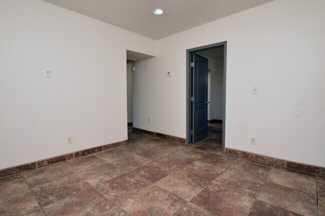 Building Photo - Stand Alone 2 Bed 1 Bath with Private Yard...