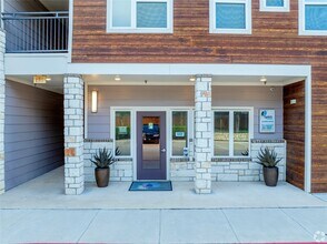 Building Photo - 3300 Oak Creek Dr