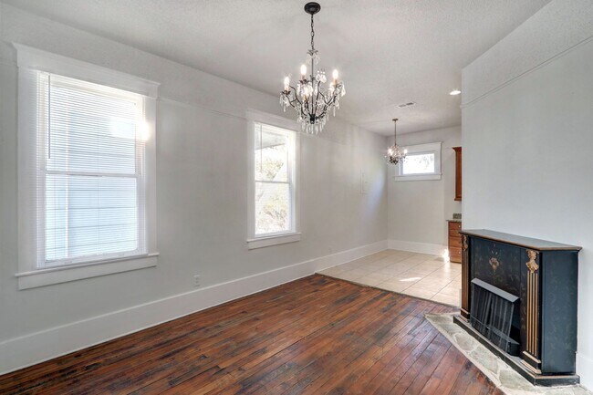 Building Photo - Three bedroom, two bathroom Apartment - Close to Starland