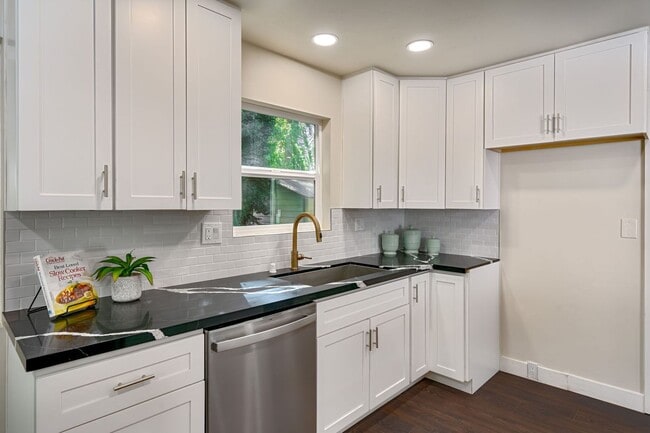 Building Photo - Gorgeous remodeled home in Apple Hill