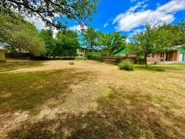 Building Photo - Charming 3/2 Home