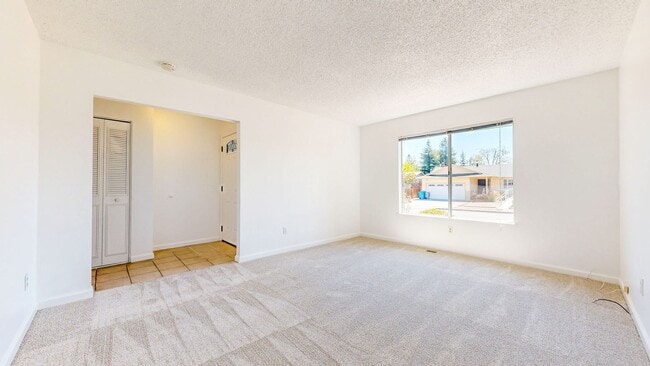 Building Photo - 4 Bedroom 2 Full Bathroom Single Family Ho...