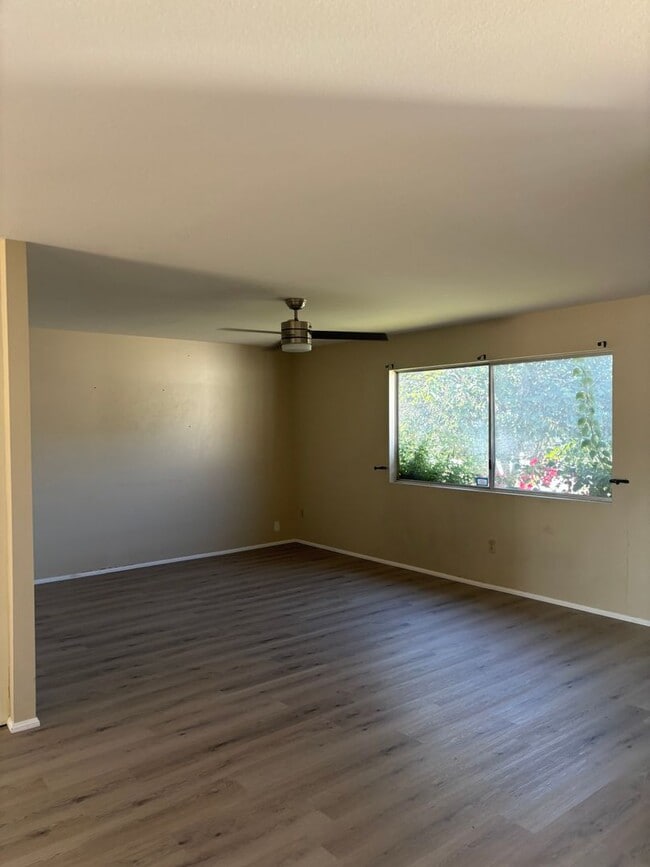 Foto del edificio - 3 bedroom 2 bath single story home for lease