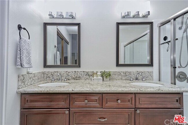 Building Photo - 2621 Plaza del Amo