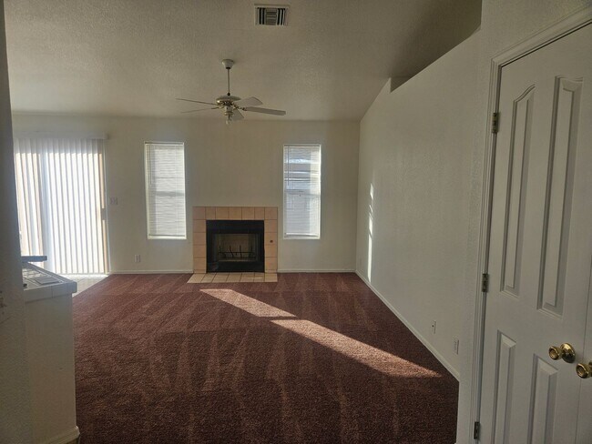 Foto del edificio - 3 Bedroom House w/ 3 Car Garage in Fort Mo...