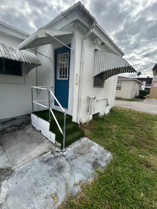 private entrance - 2463 Lincoln St