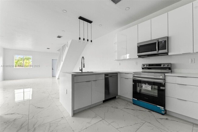 Building Photo - 2145 NW Fourth Street 1, Pompano Beach, FL...