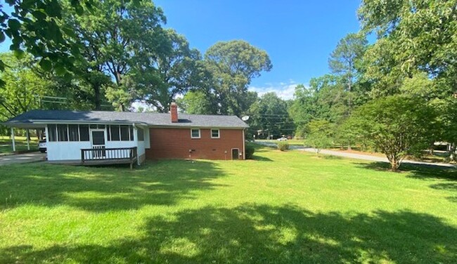 Building Photo - 3 bed, 2 bath brick ranch on large lot - m...