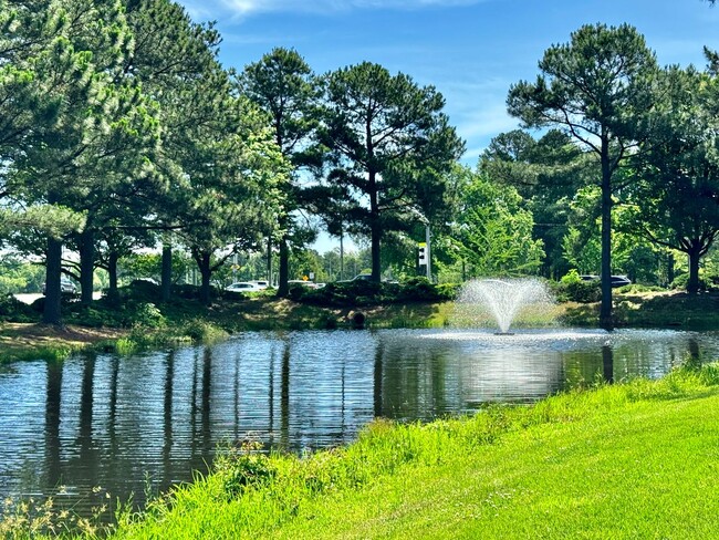 Building Photo - 2-Bedroom Condo Ready 08-01-24! Community ...