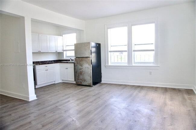 Building Photo - 501 SW 6th Ct