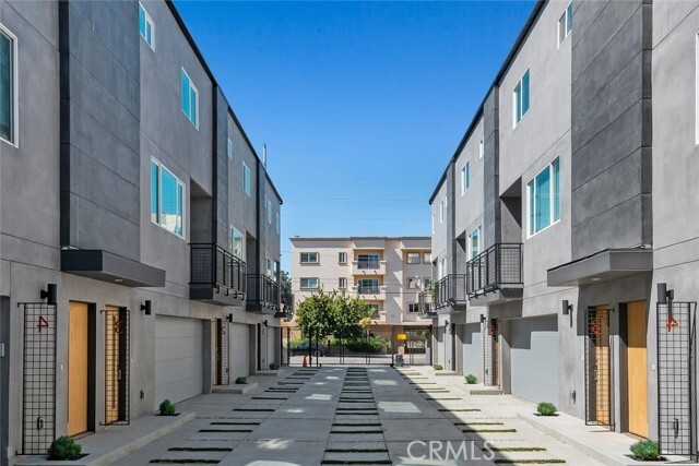 Building Photo - 13536 Vanowen St