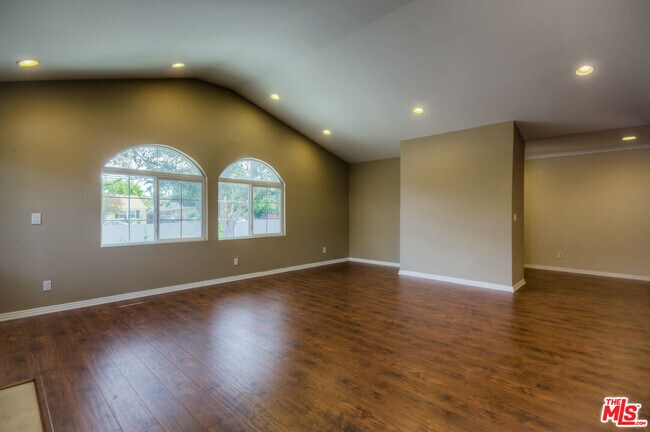 Foto del edificio - 5415 Fallbrook Ave