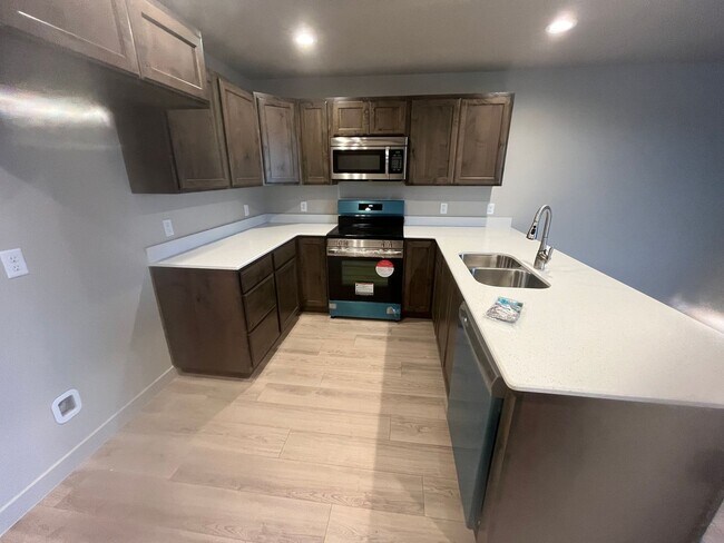 Building Photo - Brand New Townhome in Payson