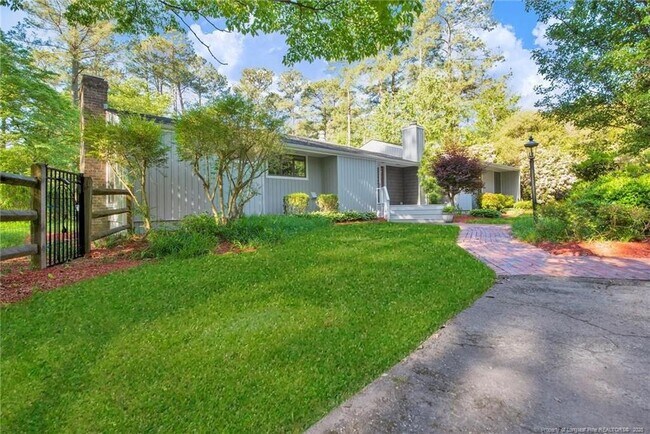 Foto del edificio - 3305 Hutton Pl