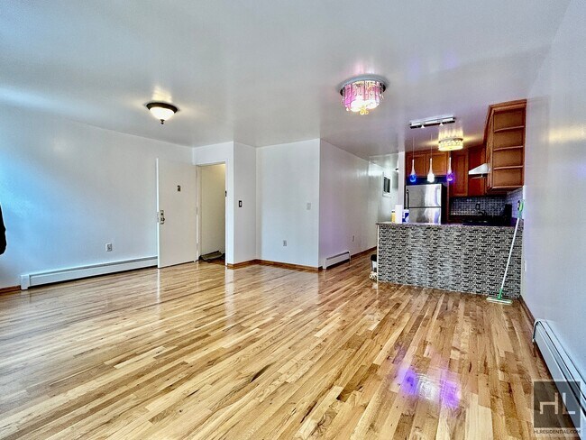 Building Photo - 3 bed 2 bath in Kew Gardens
