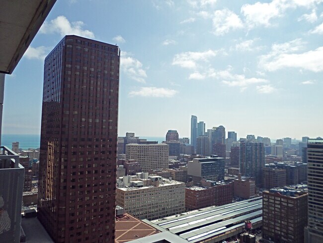 Foto del edificio - 235 W Van Buren St