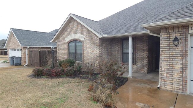 Building Photo - 3611 NE Fieldcrest