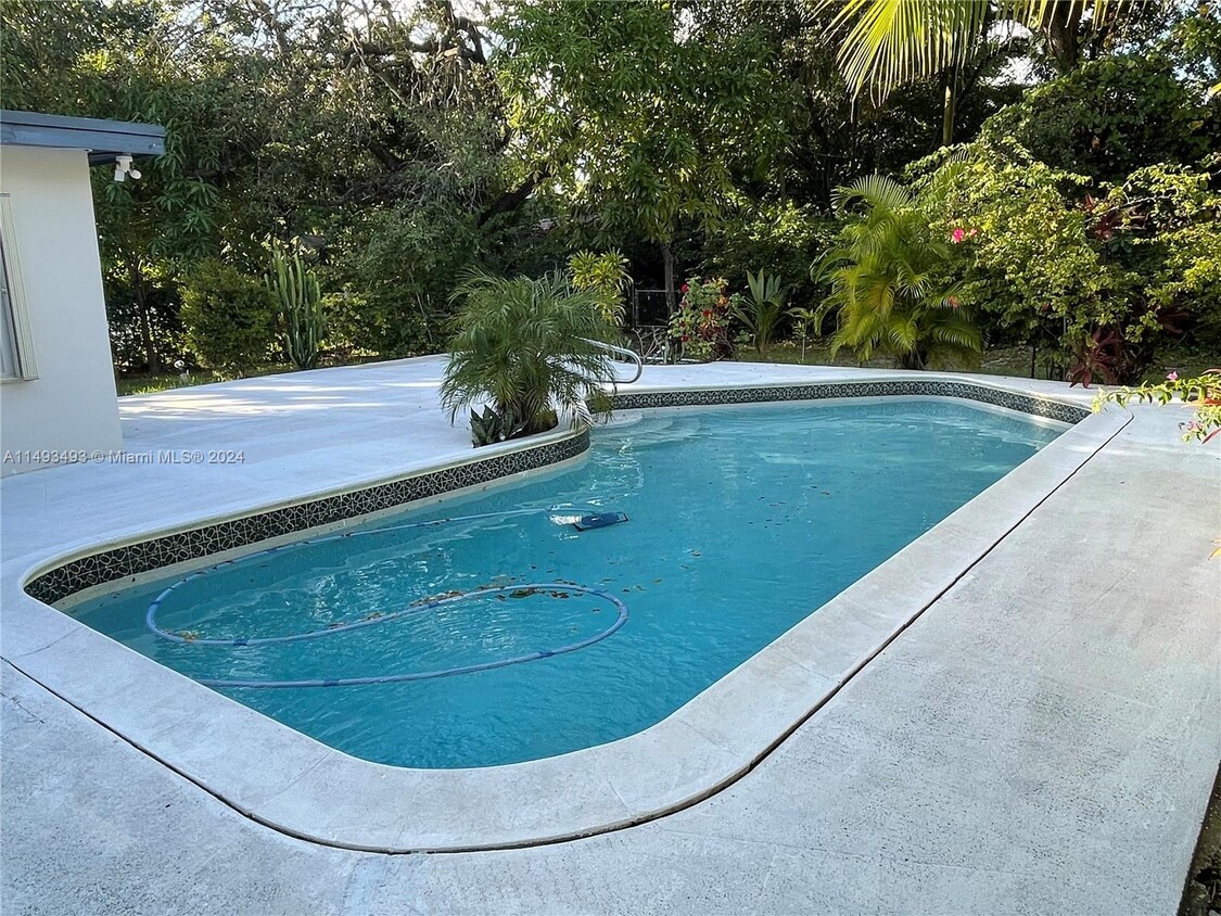 Foto principal - 855 NE 143rd St