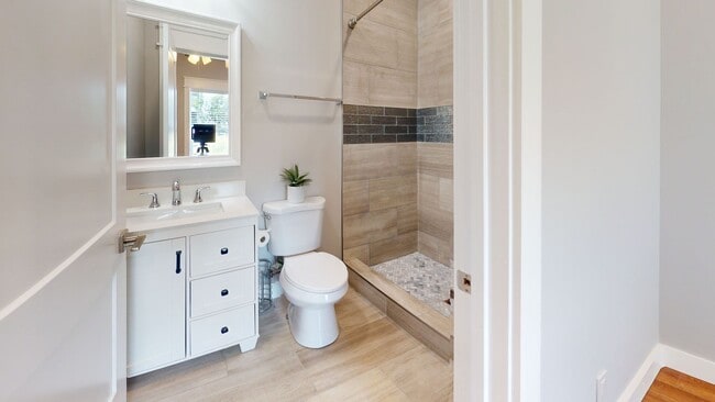 Building Photo - 5BR/5BA in Fort Sanders | Private Bathroom...