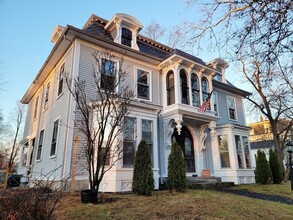 Building Photo - 2 Oak St