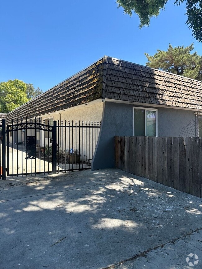 Building Photo - 2412 Vera Cruz Dr