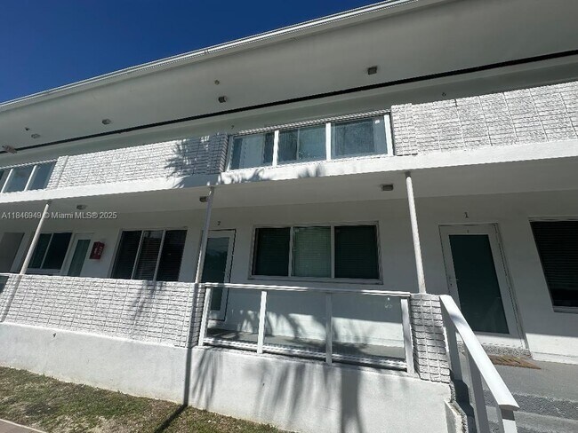 Building Photo - 1065 98th St