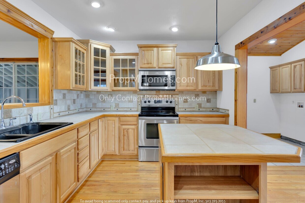 Primary Photo - Three Bedroom Classic Bungalow Completely ...