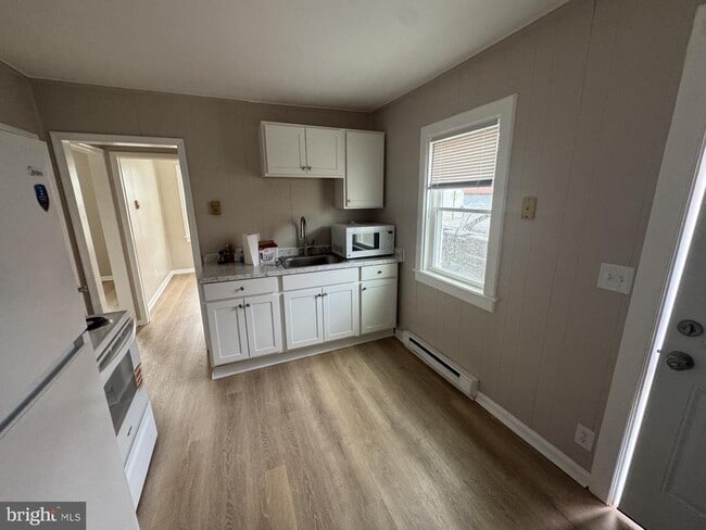 Building Photo - 112 Academy Ave