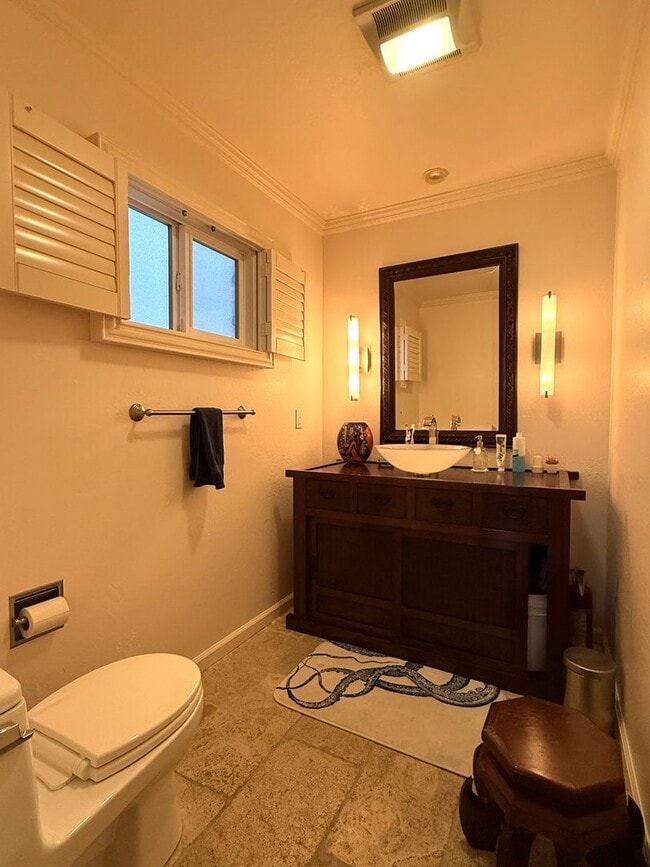 Foto del edificio - 4 bed, 2.5 bath top floor corner unit cond...