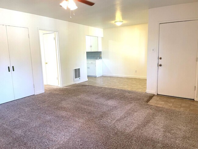 Foto del edificio - Tri-Plex, 1 bedroom, 1 bath plus a large o...