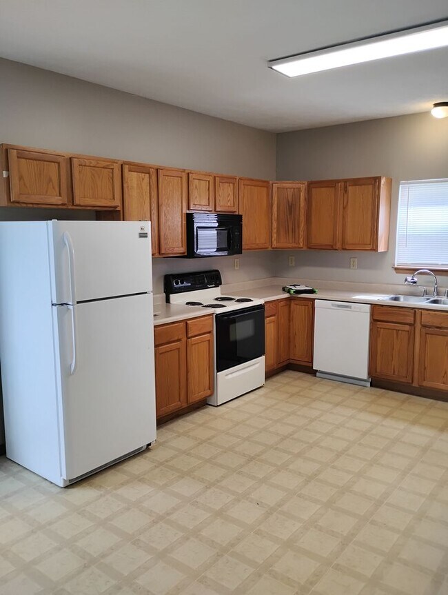 Building Photo - 3296 Hopkins Dr