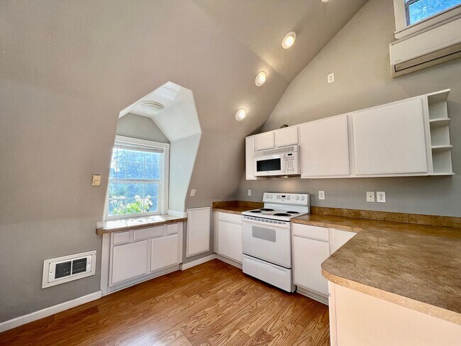 Building Photo - Lakeview Loft with Rooftop Deck!  A/C, 2 B...
